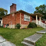 Spacious House In Highview