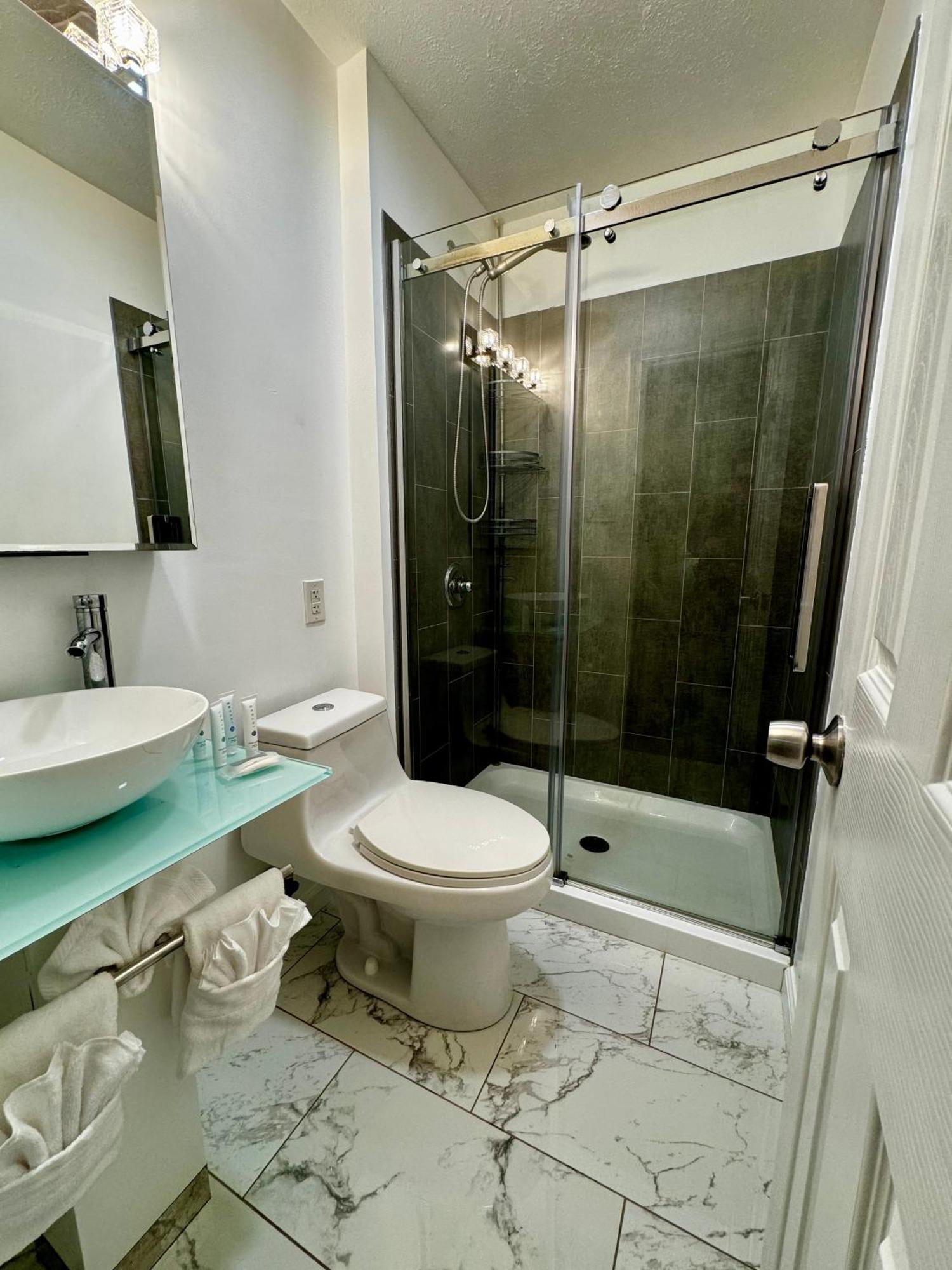 Spacious House In Highview