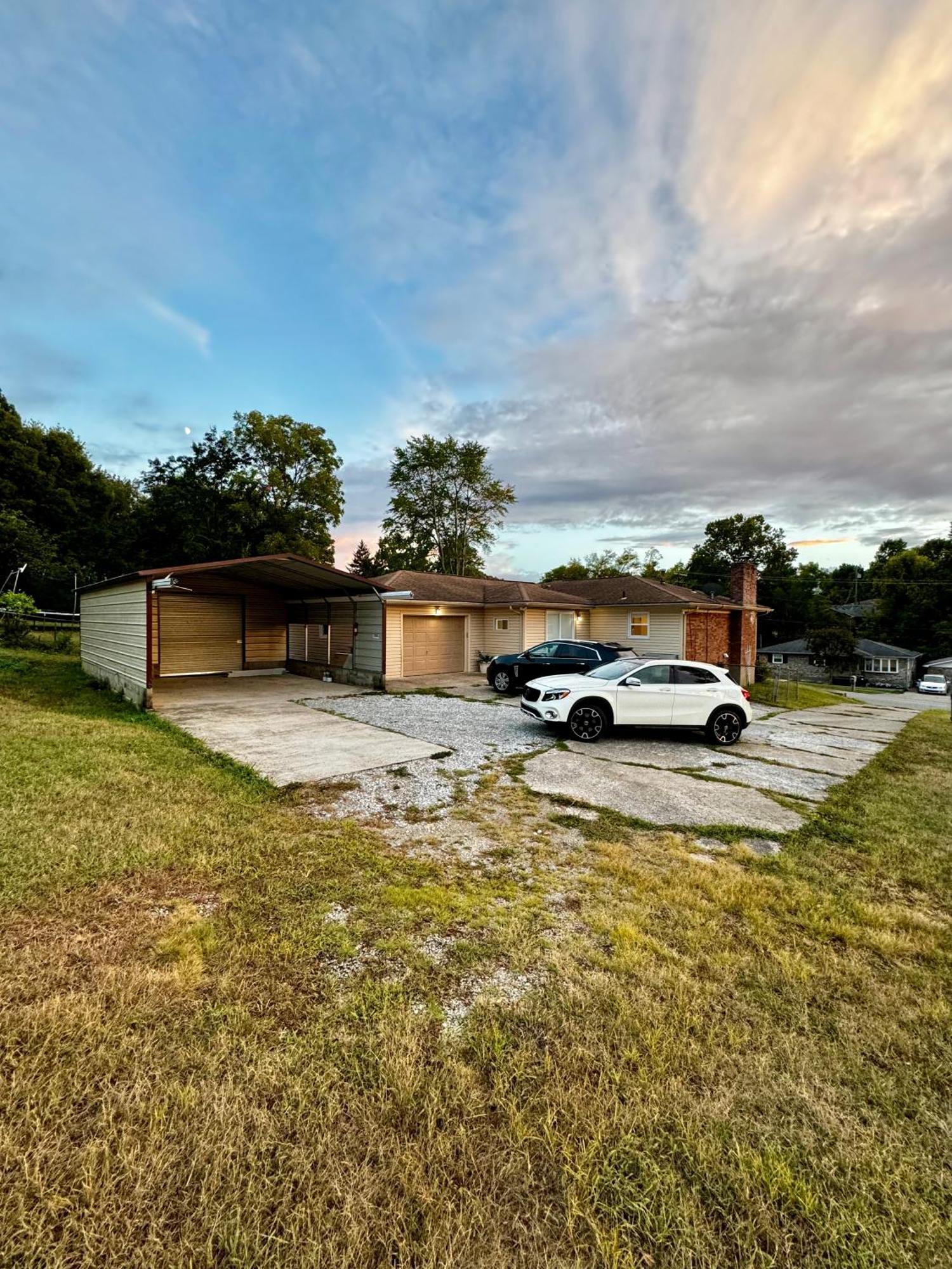 Spacious House In Highview *