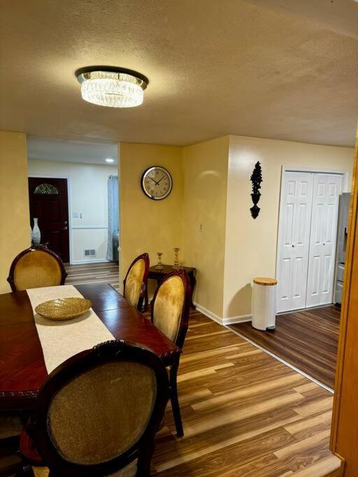 Spacious House In Highview *