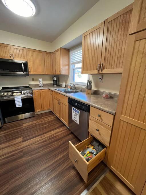 Spacious House In Highview *