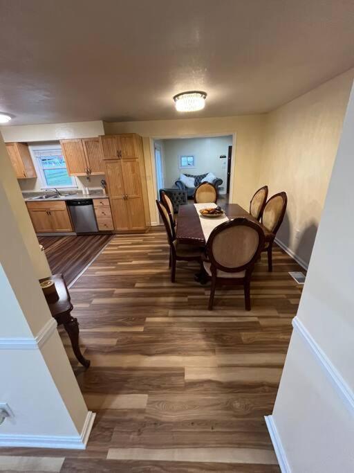 Spacious House In Highview Holiday home