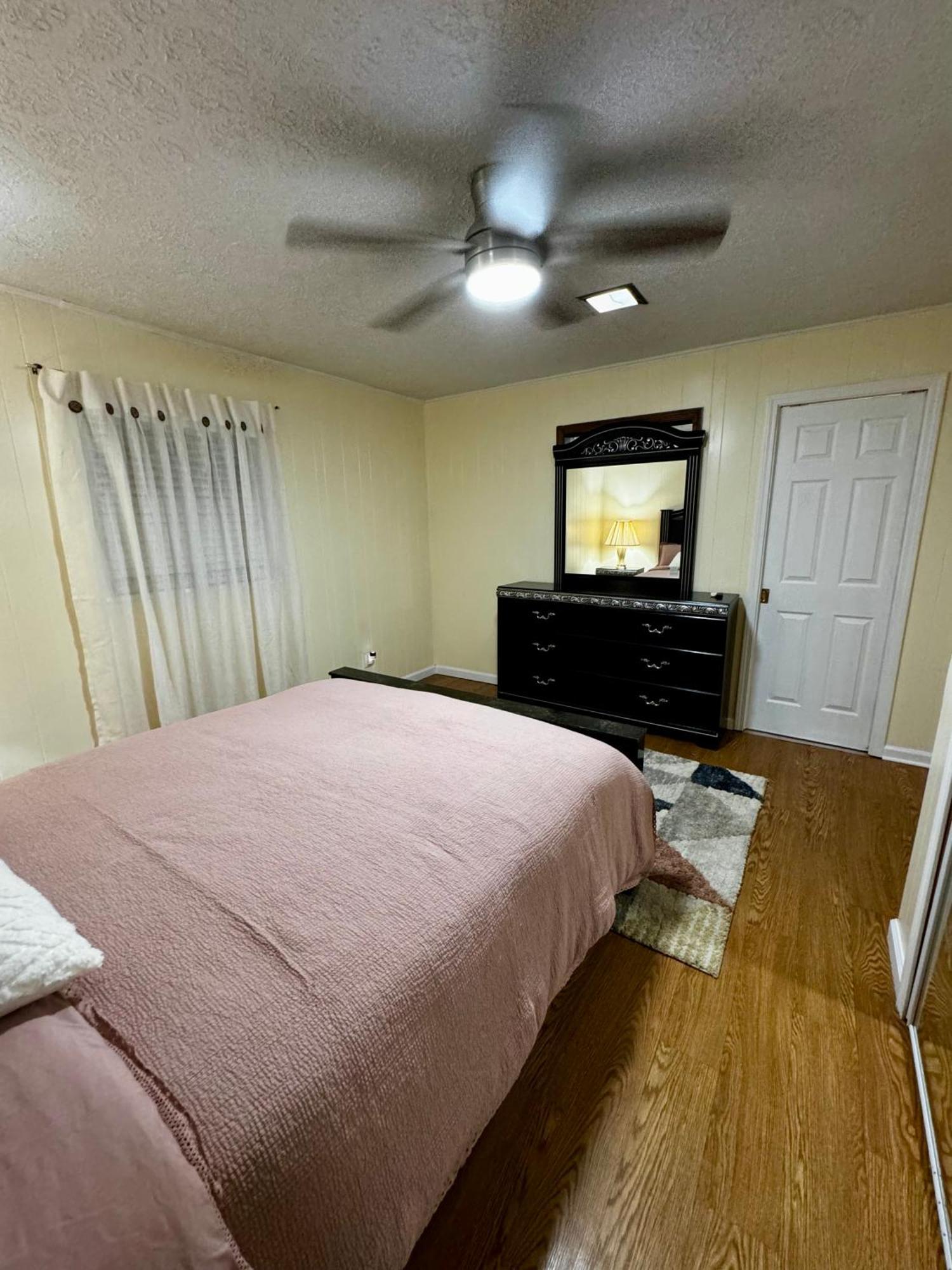 Spacious House In Highview Holiday home