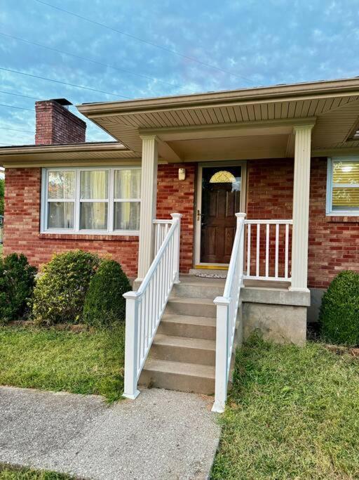 Spacious House In Highview Holiday home Louisville