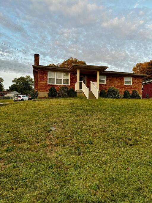 Spacious House In Highview *